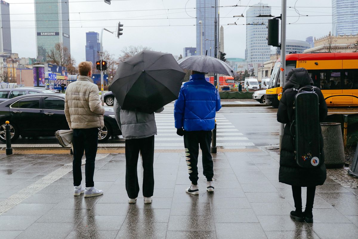 W niedzielę nad Polskę nadciągną chmury. W wielu miejscach może być groźnie - zawieje silny wiatr