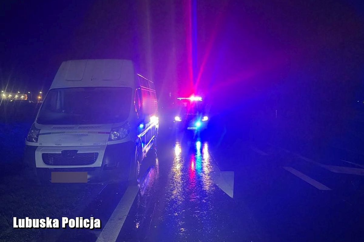 Zatrzymali dziwnego busa. Policjanci zadzwonili na numer będący na boku