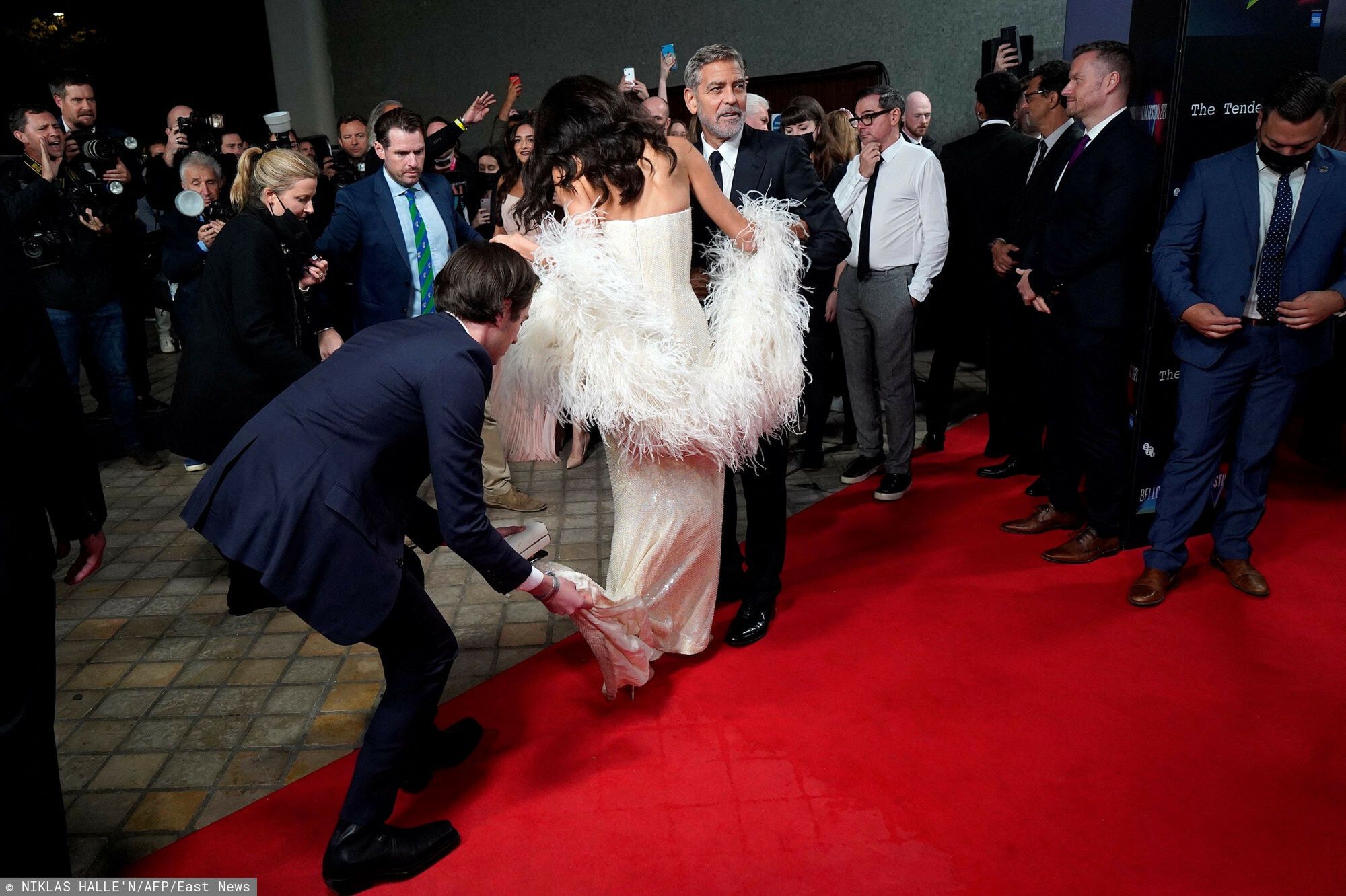 George Clooney ratuje Amal z opresji na czerwonym dywanie