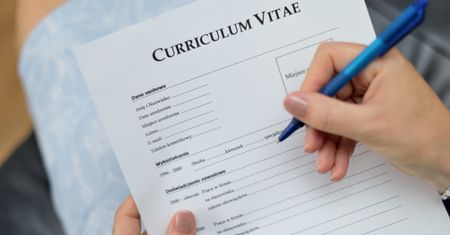 Ten wpis do CV podwyższa pensję. Nawet 2 tys. zł więcej co miesiąc