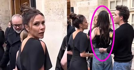 Nicola Peltz za wszelką cenę UNIKAŁA rozmowy z Victorią Beckham przed pokazem w Paryżu! Brooklyn próbował uratować sytuację... (WIDEO)