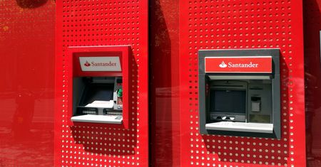 Santander ostrzega przed vishingiem. Przestępcy podszywają się pod pracowników banku