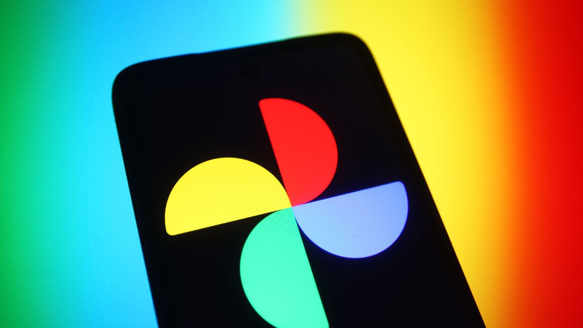 UKRAINE - 2022/01/14: In this photo illustration, a Google Photos logo of a photo sharing and storage service developed by Google is seen on a smartphone screen. (Photo Illustration by Pavlo Gonchar/SOPA Images/LightRocket via Getty Images)