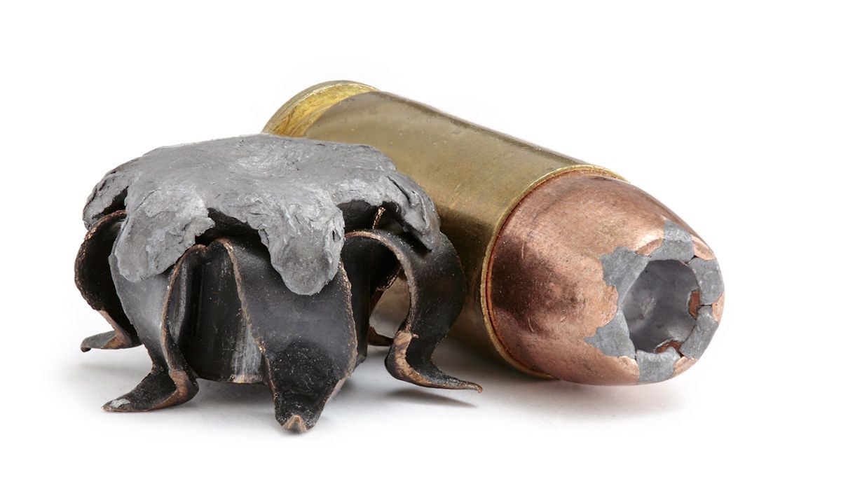 Po lewej zdeformowany pocisk, a po prawej kompletny nabój .40 S&W