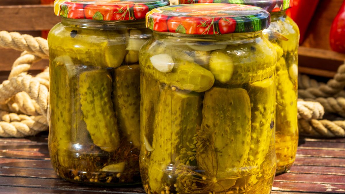 Korniszony w aromatycznej zalewie – sprawdzony przepis