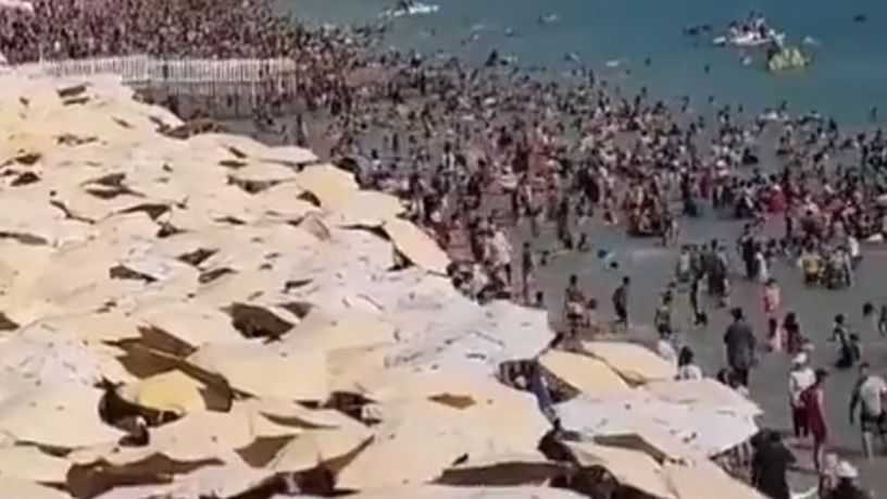 Egipskie plaże zalane są parasolami oraz plastikowymi krzesełkami