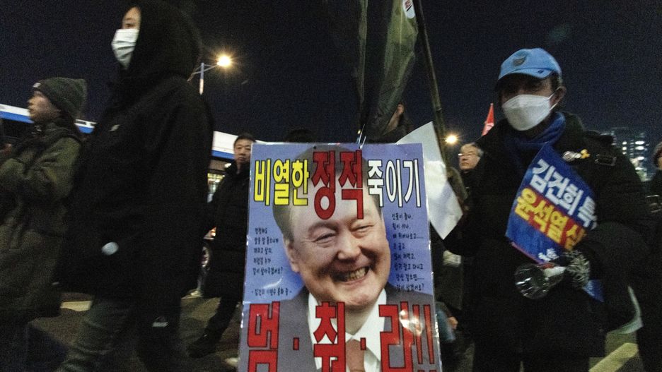 Members of Korean Confederation of Trade Unions (KCTU) and civic groups carry a placard as they march toward the presidential office during a demonstration calling for the dismissal and impeachment of South Korean president in Seoul, South Korea, 04 December 2024. South Korean President Yoon Suk Yeol faces an impeachment motion from opposition lawmakers after he declared and then reversed martial law overnight, citing the need to root out pro-North Korean forces and uphold the constitutional order. EPA/JEON HEON-KYUN Dostawca: PAP/EPA.