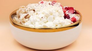 Bowl w najlepszym stylu, który łączy serek wiejski, owsiankę i truskawki