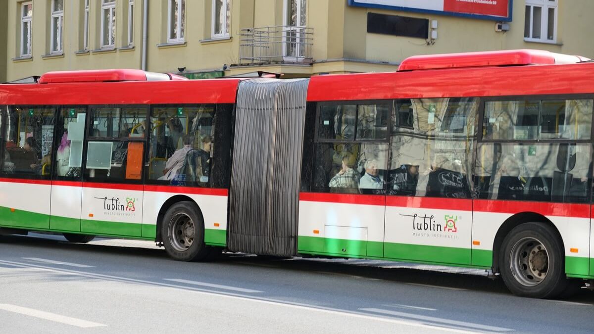 Autobusy przegubowy komunikacji miejskiej