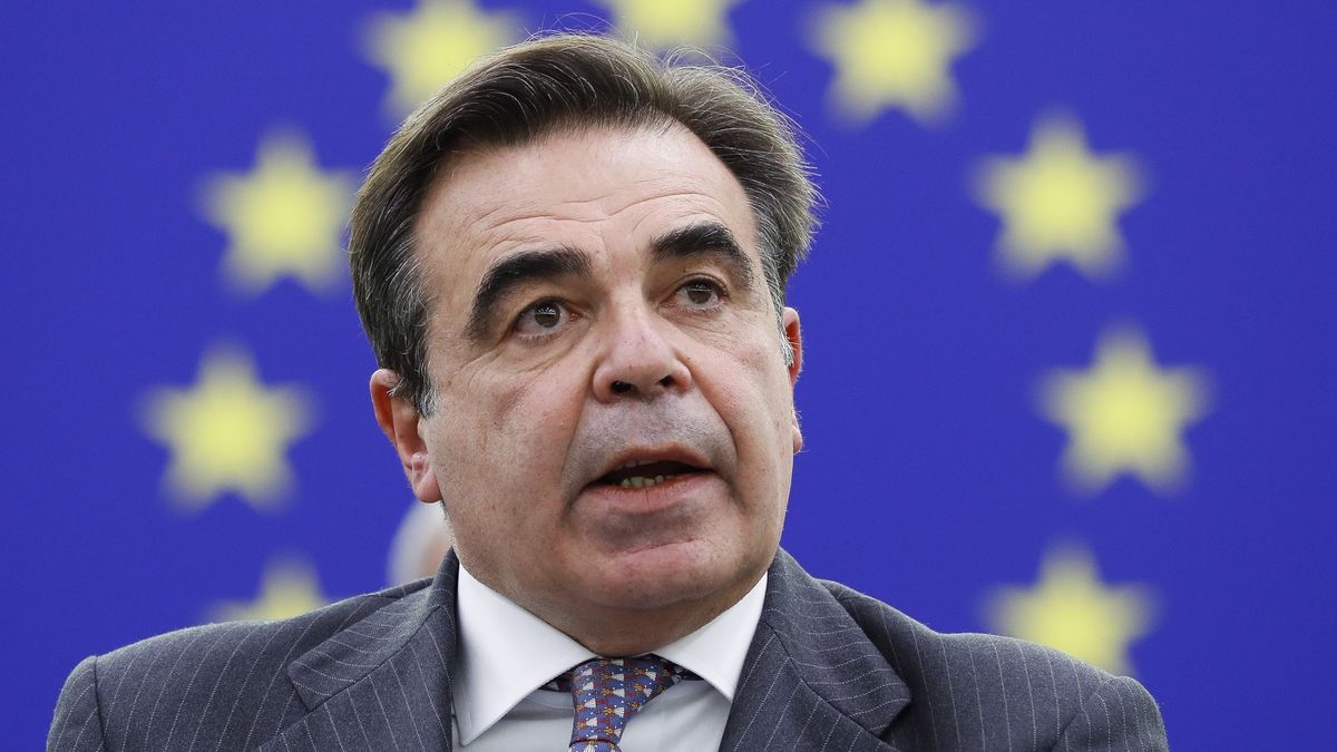 European Parliament plenary session in Strasbourgepa09599127 European Commissioner for Promoting the European Way of Life Margaritis Schinas delivers a speech on the situation in Belarus and at its border with the EU, the security and humanitarian consequences, at the European Parliament in Strasbourg, France, 23 November 2021.  EPA/JULIEN WARNAND Dostawca: PAP/EPA.JULIEN WARNAND