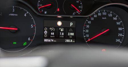 Dziś jeździ się inaczej. Starsi kierowcy muszą się przestawić