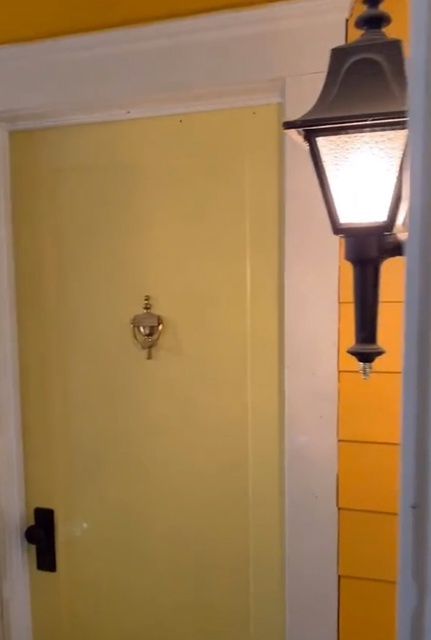 Przed drzwiami do każdego pokoju zalazły się kołatki i zewnętrzne lampy