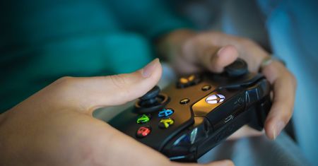 Siedź w domu i graj. Zachęca do tego WHO i branża gier w kampanii #PlayApartTogether