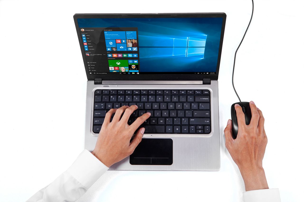 Osoba pracująca z Windows 10 na notebooku z depositphotos