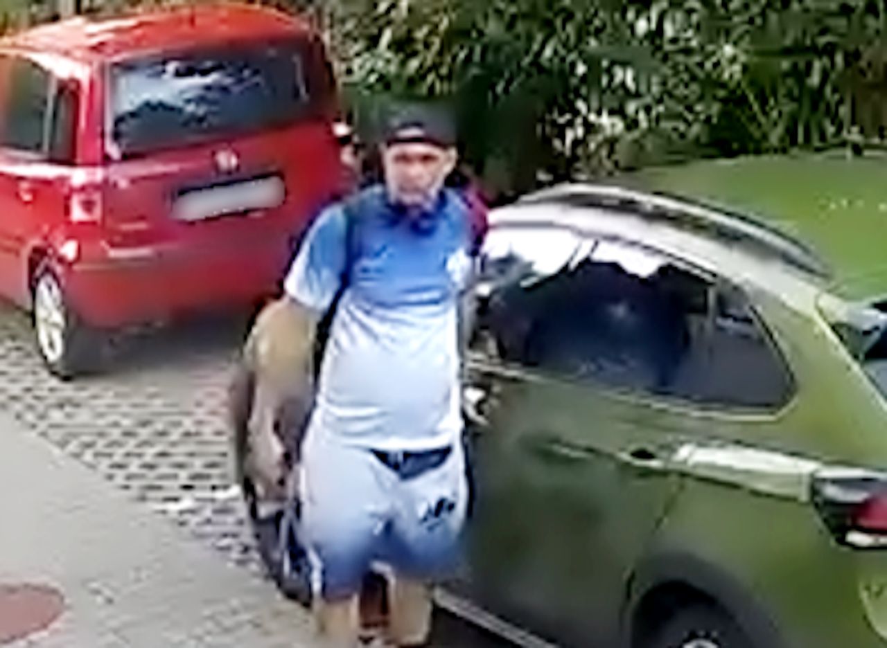 Wykorzystał fakt, że auto było otwarte. Policja szuka tego mężczyzny