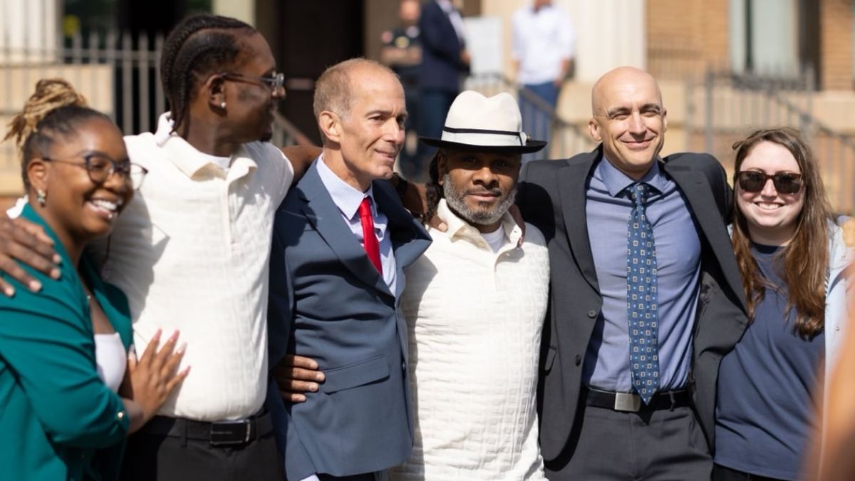 Bryan Hooper (trzeci z lewej) z prawnikami i rodziną