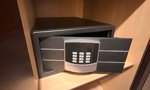 Zostaw w sejfie. Nie zapomnisz zabrać wartościowych rzeczy z hotelu