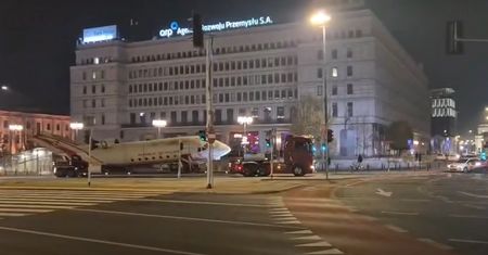 Samolot na ulicach Warszawy. Pojawił się pod osłoną nocy