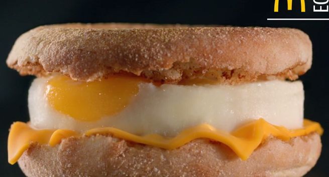McDonald's reklamuje serwowanie McMuffina z jajkiem przez cały dzień (wideo)