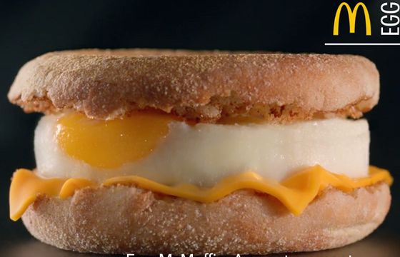 McDonald's reklamuje serwowanie McMuffina z jajkiem przez cały dzień (wideo)