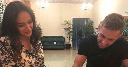 Maciej i Lana Rybusowie podpisują dokument. "Dzisiejszy dzień jest dla nas BARDZO WAŻNY"