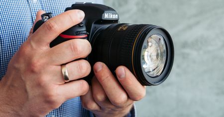 Nikon D7500 kontra Nikon D500. Podpowiadamy, który wybrać