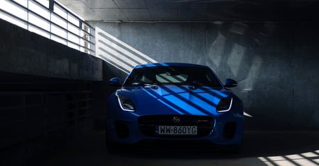 Jaguar F-Type P300 to wszystko, czego możesz chcieć od sportowego samochodu, jeśli nie zgrywasz herosa