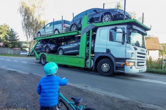 Polacy rejestrują coraz więcej pojazdów. W większości są używane i sprowadzone z zagranicy