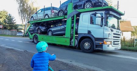 Polacy rejestrują coraz więcej pojazdów. W większości są używane i sprowadzone z zagranicy