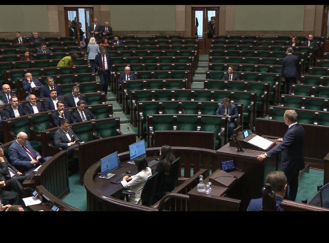Tusk przemawia w Sejmie. Ławy PiS puste. Jest jak mówił Błaszczak