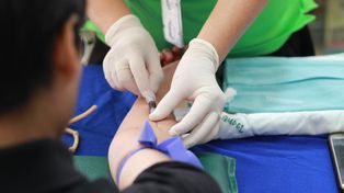 W Karkonoskiej Akademii Nauk Stosowanych w Jeleniej Górze kultywują tradycje. Czepkowanie studentów pielęgniarstwa było bardzo uroczyste.