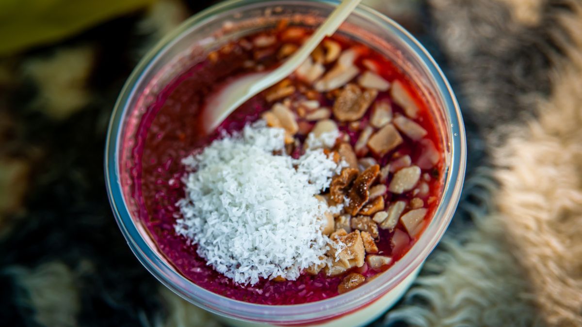 Owsianka na mleku kokosowym z musem truskawkowym