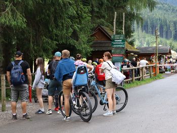 Wyszło słońce, pojawiła się kolejka do Doliny Chochołowskiej w Tatrach. Jedzie tam sporo rowerzystów