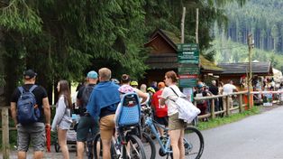 Wyszło słońce, pojawiła się kolejka do Doliny Chochołowskiej w Tatrach. Jedzie tam sporo rowerzystów