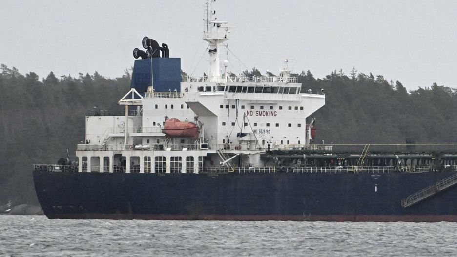 Tankowiec Eagle S w porcie w Finlandii