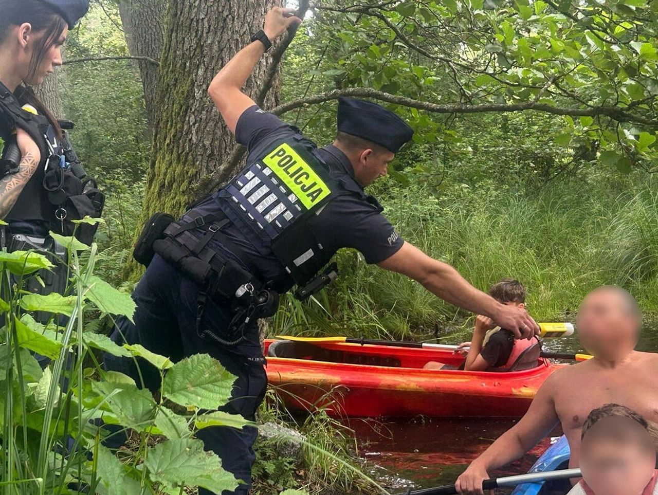 Świecie: Kontrola trzeźwości kajakarzy. Policjanci ustawili się na brzegu z alkomatem. Wspólna akcja z WOPR
