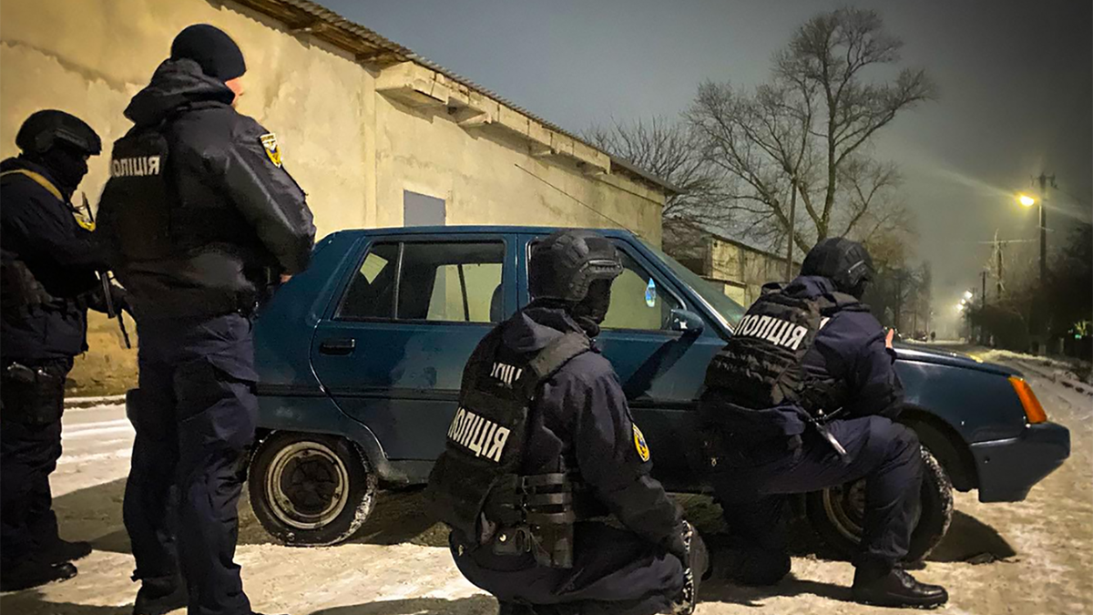 Funkcjonariusze przeprowadzili nalot na mieszkanie agresora