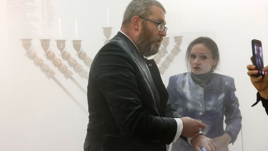 Poseł Grzegorz Braun zgasił gaśnicą świece chanukowe