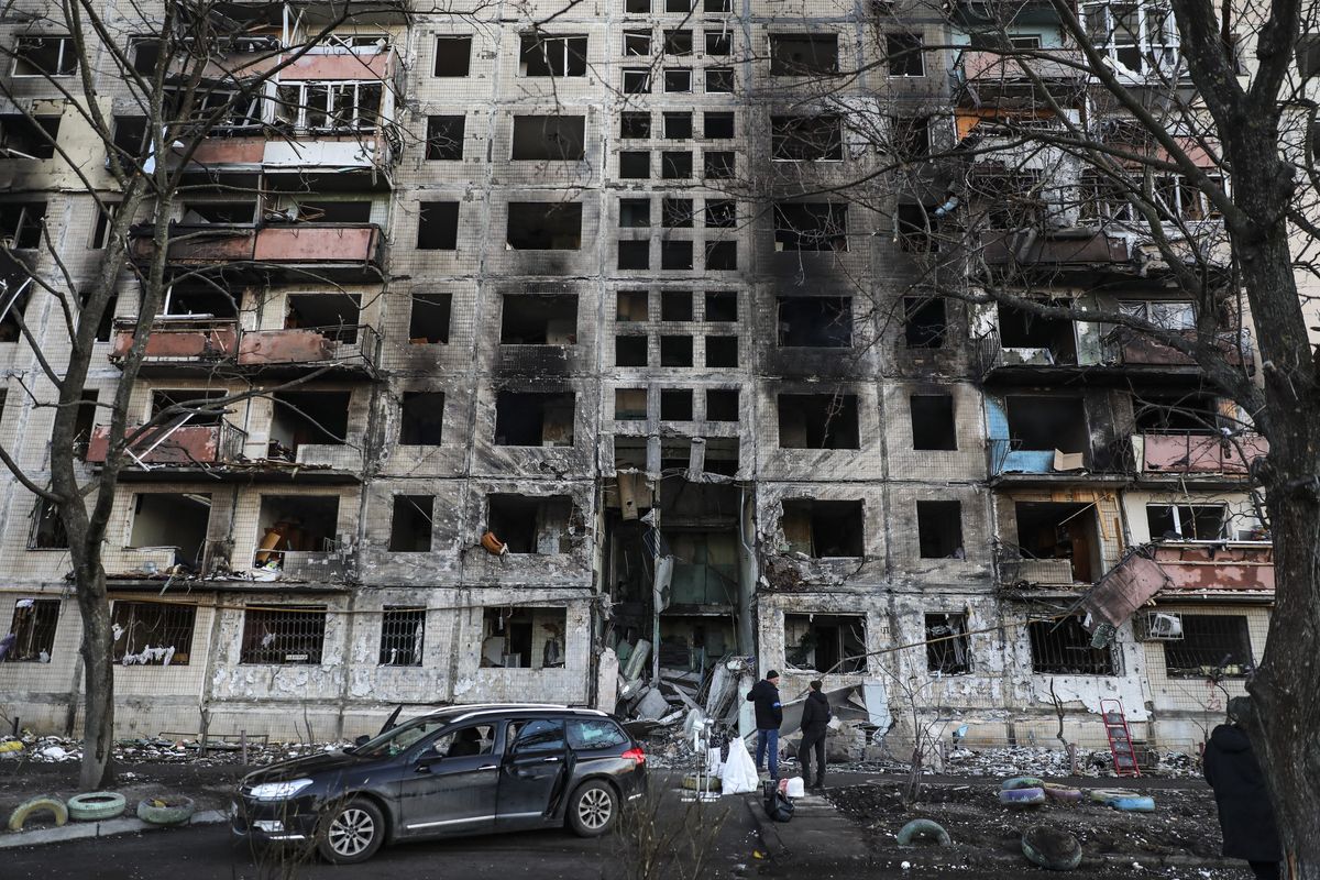 Kijów. Budynek zniszczony podczas rosyjskiego ostrzału 