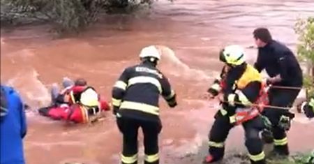 Niesamowity wyczyn czeskich strażaków. Na rękach wynieśli trójkę dzieci