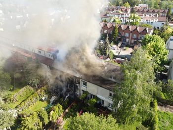 Mazowieckie. Pożar domu w Józefosławiu. Dwóch rannych strażaków. Pod jednym zarwała się podłoga