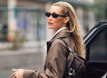 Bella Hadid bryluje w trenczu. Podobny model znajdziesz w sieciówce