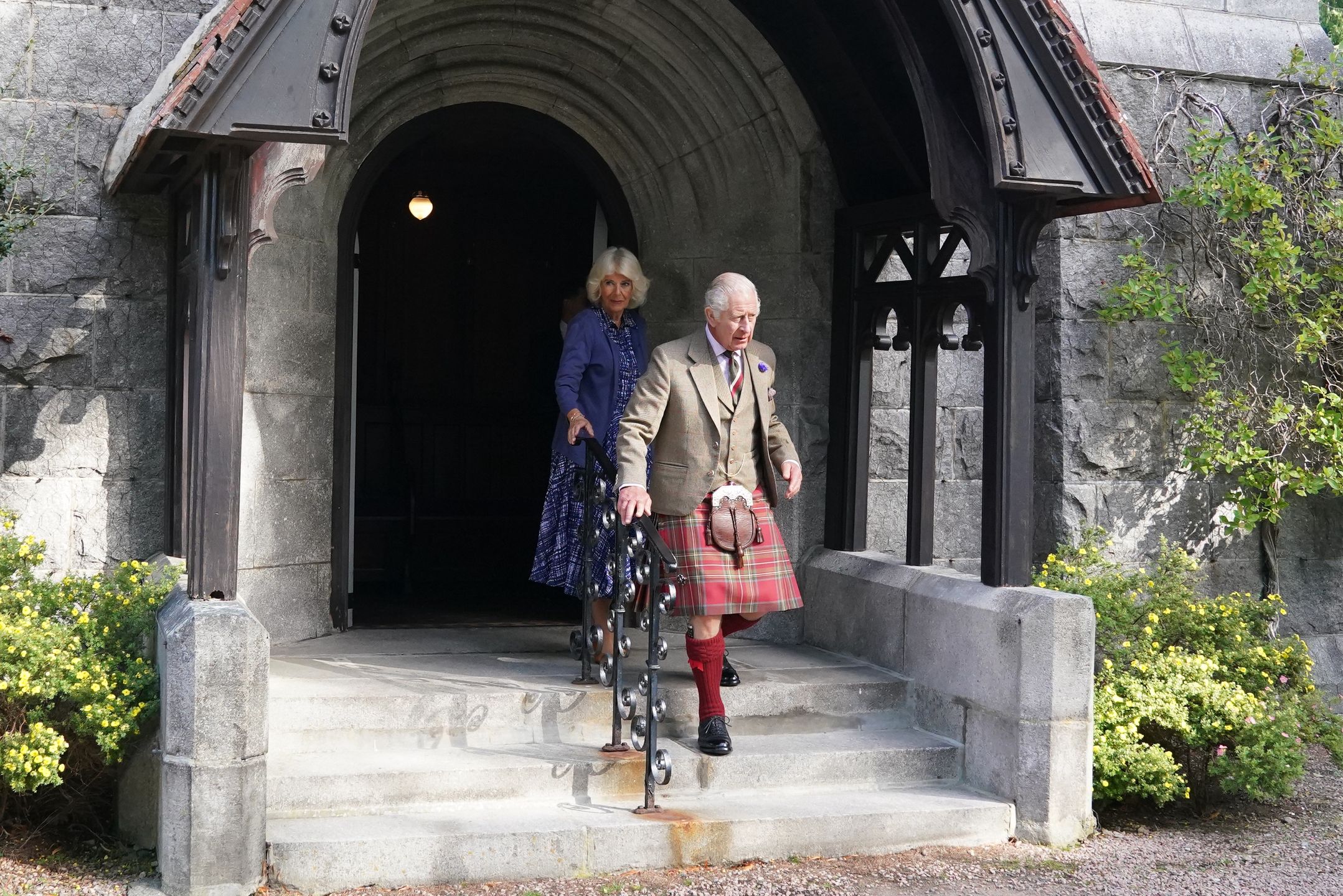 król Karol III i królowa Camilla podczas rocznicy śmierci królowej Elżbiety II