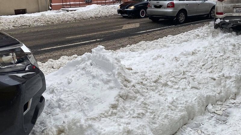 Nieodśnieżone miejsca parkingowe na ul. Chopina | fot. czytelniczka Ania