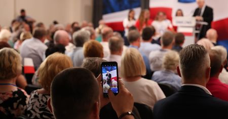 Jarosław Kaczyński o młodzieży i smartfonach. "Mam takie wrażenie, daj Boże, że nieprawdziwe"
