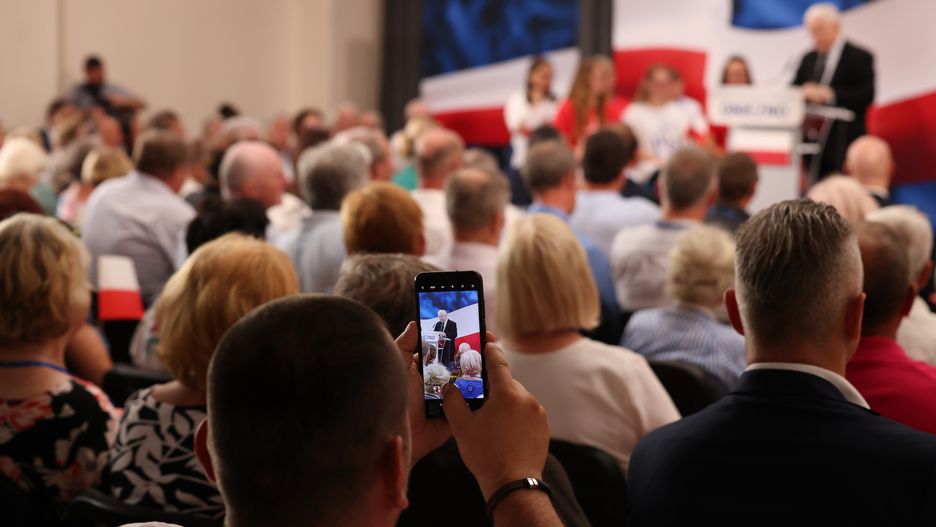 Gniezno, 24.07.2022. Uczestnicy spotkania prezesa Prawa i Sprawiedliwości Jarosława Kaczyńskiego z mieszkańcami miasta w siedzibie Gnieźnieńskiej Szkoły Wyższej Milenium, 24 bm. w Gnieźnie. (amb) PAP/Marek Zakrzewski