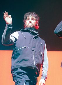 Fanka okradła Twenty One Pilots. Wyniosła z koncertu BĘBEN i nikt jej nie powstrzymał