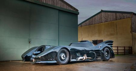 Jeżdżący batmobil trafił na sprzedaż. Nadwozie skrywa sprawdzoną technikę