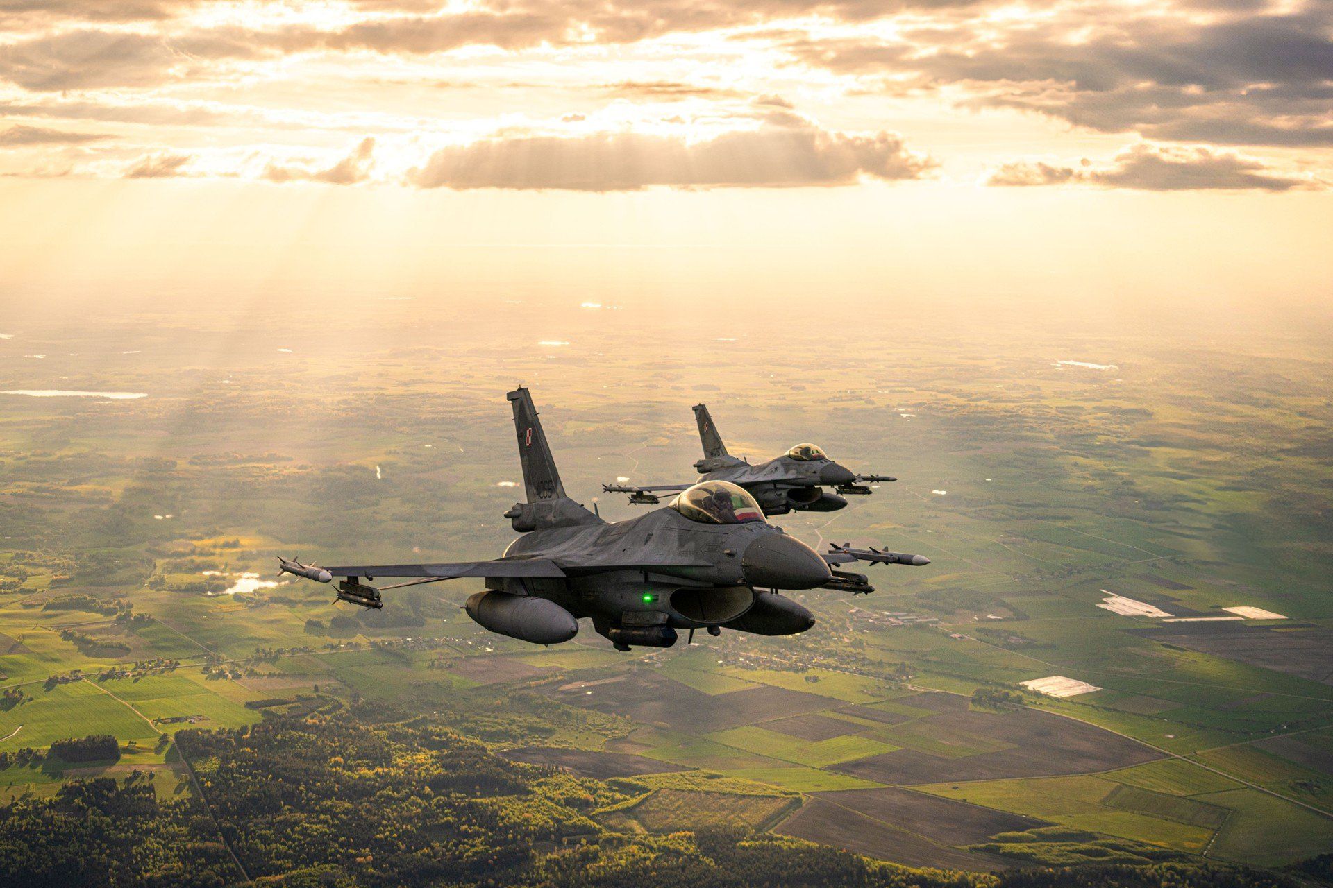 Polskie i sojusznicze F16 biorące udział w misji NATO Baltic Air Policing na Litwie.