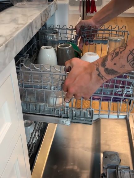 Youtuber pokazał trik na zwiększenie miejsca w górnej szufladzie zmywarki